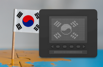 지구본 위에 대한민국 국기가 꽂혀 있는 배경에 닷패드에 점자로 그려진 대한민국 이미지