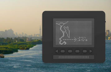 나일강 사진 배경에, 닷패드 위에 두 줄로 강조된 나일강 지도가 그려진 이미지