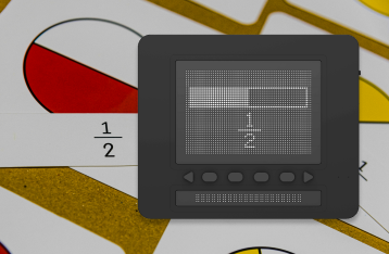 원형 배경 안에 분수 기호가 있는 이미지, 오른쪽에는 1/2 분수가 그려진 닷패드 이미지