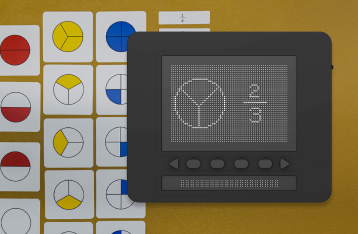 여러 가지의 도형이 나눠져 있는 사진 배경에 닷패드에 2/3 도형 분수로 나눠진 이미지